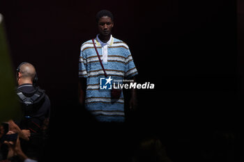 2024-06-17 - A model walks the runway the Gucci Men's Spring Summer 2025 Fashion Show during the Milan Fashion Week Menswear Spring/Summer 2025 at Triennale di Milano on June 17, 2024 in Milan, Italy. ©Photo: Cinzia Camela. - GUCCI - MILAN FASHION WEEK MEN'S SS 25 FASHION SHOW - OUTSIDE RUNWAY - NEWS - FASHION