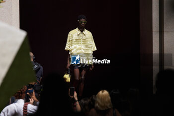 2024-06-17 - A model walks the runway the Gucci Men's Spring Summer 2025 Fashion Show during the Milan Fashion Week Menswear Spring/Summer 2025 at Triennale di Milano on June 17, 2024 in Milan, Italy. ©Photo: Cinzia Camela. - GUCCI - MILAN FASHION WEEK MEN'S SS 25 FASHION SHOW - OUTSIDE RUNWAY - NEWS - FASHION