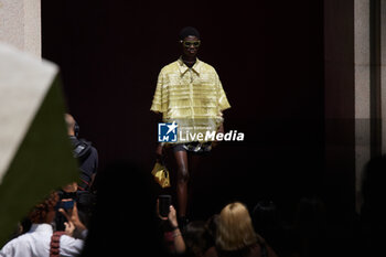 2024-06-17 - A model walks the runway the Gucci Men's Spring Summer 2025 Fashion Show during the Milan Fashion Week Menswear Spring/Summer 2025 at Triennale di Milano on June 17, 2024 in Milan, Italy. ©Photo: Cinzia Camela. - GUCCI - MILAN FASHION WEEK MEN'S SS 25 FASHION SHOW - OUTSIDE RUNWAY - NEWS - FASHION