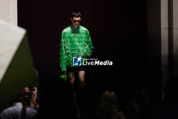 2024-06-17 - A model walks the runway the Gucci Men's Spring Summer 2025 Fashion Show during the Milan Fashion Week Menswear Spring/Summer 2025 at Triennale di Milano on June 17, 2024 in Milan, Italy. ©Photo: Cinzia Camela. - GUCCI - MILAN FASHION WEEK MEN'S SS 25 FASHION SHOW - OUTSIDE RUNWAY - NEWS - FASHION