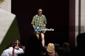 2024-06-17 - A model walks the runway the Gucci Men's Spring Summer 2025 Fashion Show during the Milan Fashion Week Menswear Spring/Summer 2025 at Triennale di Milano on June 17, 2024 in Milan, Italy. ©Photo: Cinzia Camela. - GUCCI - MILAN FASHION WEEK MEN'S SS 25 FASHION SHOW - OUTSIDE RUNWAY - NEWS - FASHION