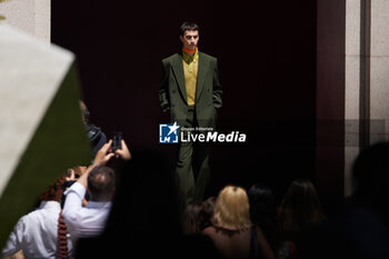 2024-06-17 - A model walks the runway the Gucci Men's Spring Summer 2025 Fashion Show during the Milan Fashion Week Menswear Spring/Summer 2025 at Triennale di Milano on June 17, 2024 in Milan, Italy. ©Photo: Cinzia Camela. - GUCCI - MILAN FASHION WEEK MEN'S SS 25 FASHION SHOW - OUTSIDE RUNWAY - NEWS - FASHION