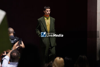 2024-06-17 - A model walks the runway the Gucci Men's Spring Summer 2025 Fashion Show during the Milan Fashion Week Menswear Spring/Summer 2025 at Triennale di Milano on June 17, 2024 in Milan, Italy. ©Photo: Cinzia Camela. - GUCCI - MILAN FASHION WEEK MEN'S SS 25 FASHION SHOW - OUTSIDE RUNWAY - NEWS - FASHION