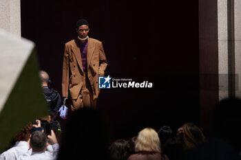 2024-06-17 - A model walks the runway the Gucci Men's Spring Summer 2025 Fashion Show during the Milan Fashion Week Menswear Spring/Summer 2025 at Triennale di Milano on June 17, 2024 in Milan, Italy. ©Photo: Cinzia Camela. - GUCCI - MILAN FASHION WEEK MEN'S SS 25 FASHION SHOW - OUTSIDE RUNWAY - NEWS - FASHION