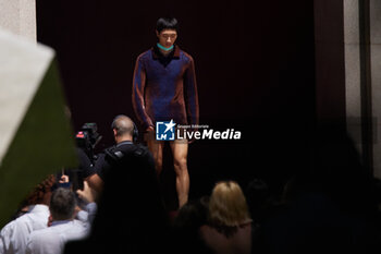 2024-06-17 - A model walks the runway the Gucci Men's Spring Summer 2025 Fashion Show during the Milan Fashion Week Menswear Spring/Summer 2025 at Triennale di Milano on June 17, 2024 in Milan, Italy. ©Photo: Cinzia Camela. - GUCCI - MILAN FASHION WEEK MEN'S SS 25 FASHION SHOW - OUTSIDE RUNWAY - NEWS - FASHION