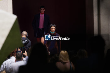 2024-06-17 - A model walks the runway the Gucci Men's Spring Summer 2025 Fashion Show during the Milan Fashion Week Menswear Spring/Summer 2025 at Triennale di Milano on June 17, 2024 in Milan, Italy. ©Photo: Cinzia Camela. - GUCCI - MILAN FASHION WEEK MEN'S SS 25 FASHION SHOW - OUTSIDE RUNWAY - NEWS - FASHION