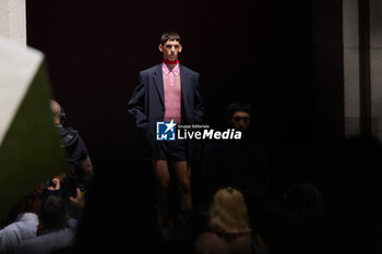 2024-06-17 - A model walks the runway the Gucci Men's Spring Summer 2025 Fashion Show during the Milan Fashion Week Menswear Spring/Summer 2025 at Triennale di Milano on June 17, 2024 in Milan, Italy. ©Photo: Cinzia Camela. - GUCCI - MILAN FASHION WEEK MEN'S SS 25 FASHION SHOW - OUTSIDE RUNWAY - NEWS - FASHION