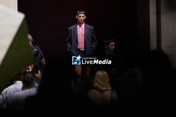 2024-06-17 - A model walks the runway the Gucci Men's Spring Summer 2025 Fashion Show during the Milan Fashion Week Menswear Spring/Summer 2025 at Triennale di Milano on June 17, 2024 in Milan, Italy. ©Photo: Cinzia Camela. - GUCCI - MILAN FASHION WEEK MEN'S SS 25 FASHION SHOW - OUTSIDE RUNWAY - NEWS - FASHION