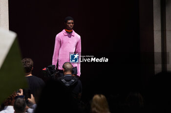 2024-06-17 - A model walks the runway the Gucci Men's Spring Summer 2025 Fashion Show during the Milan Fashion Week Menswear Spring/Summer 2025 at Triennale di Milano on June 17, 2024 in Milan, Italy. ©Photo: Cinzia Camela. - GUCCI - MILAN FASHION WEEK MEN'S SS 25 FASHION SHOW - OUTSIDE RUNWAY - NEWS - FASHION