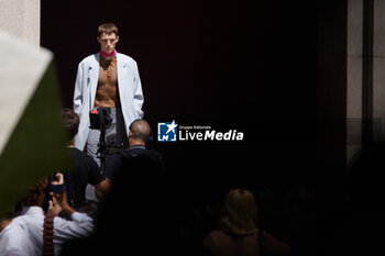 2024-06-17 - A model walks the runway the Gucci Men's Spring Summer 2025 Fashion Show during the Milan Fashion Week Menswear Spring/Summer 2025 at Triennale di Milano on June 17, 2024 in Milan, Italy. ©Photo: Cinzia Camela. - GUCCI - MILAN FASHION WEEK MEN'S SS 25 FASHION SHOW - OUTSIDE RUNWAY - NEWS - FASHION