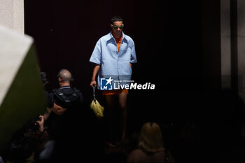 2024-06-17 - A model walks the runway the Gucci Men's Spring Summer 2025 Fashion Show during the Milan Fashion Week Menswear Spring/Summer 2025 at Triennale di Milano on June 17, 2024 in Milan, Italy. ©Photo: Cinzia Camela. - GUCCI - MILAN FASHION WEEK MEN'S SS 25 FASHION SHOW - OUTSIDE RUNWAY - NEWS - FASHION