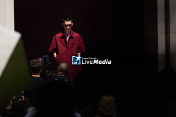 2024-06-17 - A model walks the runway the Gucci Men's Spring Summer 2025 Fashion Show during the Milan Fashion Week Menswear Spring/Summer 2025 at Triennale di Milano on June 17, 2024 in Milan, Italy. ©Photo: Cinzia Camela. - GUCCI - MILAN FASHION WEEK MEN'S SS 25 FASHION SHOW - OUTSIDE RUNWAY - NEWS - FASHION