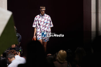 2024-06-17 - A model walks the runway the Gucci Men's Spring Summer 2025 Fashion Show during the Milan Fashion Week Menswear Spring/Summer 2025 at Triennale di Milano on June 17, 2024 in Milan, Italy. ©Photo: Cinzia Camela. - GUCCI - MILAN FASHION WEEK MEN'S SS 25 FASHION SHOW - OUTSIDE RUNWAY - NEWS - FASHION