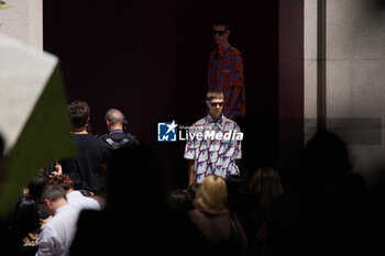 2024-06-17 - A model walks the runway the Gucci Men's Spring Summer 2025 Fashion Show during the Milan Fashion Week Menswear Spring/Summer 2025 at Triennale di Milano on June 17, 2024 in Milan, Italy. ©Photo: Cinzia Camela. - GUCCI - MILAN FASHION WEEK MEN'S SS 25 FASHION SHOW - OUTSIDE RUNWAY - NEWS - FASHION