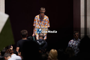 2024-06-17 - A model walks the runway the Gucci Men's Spring Summer 2025 Fashion Show during the Milan Fashion Week Menswear Spring/Summer 2025 at Triennale di Milano on June 17, 2024 in Milan, Italy. ©Photo: Cinzia Camela. - GUCCI - MILAN FASHION WEEK MEN'S SS 25 FASHION SHOW - OUTSIDE RUNWAY - NEWS - FASHION