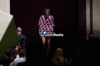 2024-06-17 - A model walks the runway the Gucci Men's Spring Summer 2025 Fashion Show during the Milan Fashion Week Menswear Spring/Summer 2025 at Triennale di Milano on June 17, 2024 in Milan, Italy. ©Photo: Cinzia Camela. - GUCCI - MILAN FASHION WEEK MEN'S SS 25 FASHION SHOW - OUTSIDE RUNWAY - NEWS - FASHION