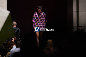 2024-06-17 - A model walks the runway the Gucci Men's Spring Summer 2025 Fashion Show during the Milan Fashion Week Menswear Spring/Summer 2025 at Triennale di Milano on June 17, 2024 in Milan, Italy. ©Photo: Cinzia Camela. - GUCCI - MILAN FASHION WEEK MEN'S SS 25 FASHION SHOW - OUTSIDE RUNWAY - NEWS - FASHION