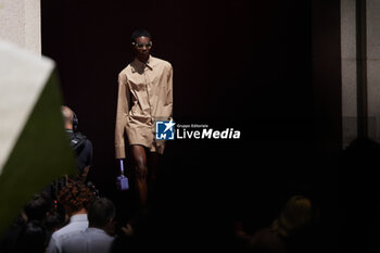 2024-06-17 - A model walks the runway the Gucci Men's Spring Summer 2025 Fashion Show during the Milan Fashion Week Menswear Spring/Summer 2025 at Triennale di Milano on June 17, 2024 in Milan, Italy. ©Photo: Cinzia Camela. - GUCCI - MILAN FASHION WEEK MEN'S SS 25 FASHION SHOW - OUTSIDE RUNWAY - NEWS - FASHION