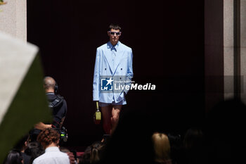 2024-06-17 - A model walks the runway the Gucci Men's Spring Summer 2025 Fashion Show during the Milan Fashion Week Menswear Spring/Summer 2025 at Triennale di Milano on June 17, 2024 in Milan, Italy. ©Photo: Cinzia Camela. - GUCCI - MILAN FASHION WEEK MEN'S SS 25 FASHION SHOW - OUTSIDE RUNWAY - NEWS - FASHION