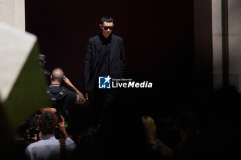 2024-06-17 - A model walks the runway the Gucci Men's Spring Summer 2025 Fashion Show during the Milan Fashion Week Menswear Spring/Summer 2025 at Triennale di Milano on June 17, 2024 in Milan, Italy. ©Photo: Cinzia Camela. - GUCCI - MILAN FASHION WEEK MEN'S SS 25 FASHION SHOW - OUTSIDE RUNWAY - NEWS - FASHION