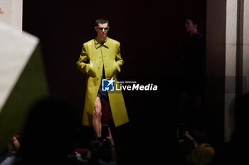 2024-06-17 - A model walks the runway the Gucci Men's Spring Summer 2025 Fashion Show during the Milan Fashion Week Menswear Spring/Summer 2025 at Triennale di Milano on June 17, 2024 in Milan, Italy. ©Photo: Cinzia Camela. - GUCCI - MILAN FASHION WEEK MEN'S SS 25 FASHION SHOW - OUTSIDE RUNWAY - NEWS - FASHION