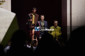 2024-06-17 - A model walks the runway the Gucci Men's Spring Summer 2025 Fashion Show during the Milan Fashion Week Menswear Spring/Summer 2025 at Triennale di Milano on June 17, 2024 in Milan, Italy. ©Photo: Cinzia Camela. - GUCCI - MILAN FASHION WEEK MEN'S SS 25 FASHION SHOW - OUTSIDE RUNWAY - NEWS - FASHION