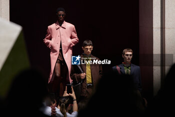 2024-06-17 - A model walks the runway the Gucci Men's Spring Summer 2025 Fashion Show during the Milan Fashion Week Menswear Spring/Summer 2025 at Triennale di Milano on June 17, 2024 in Milan, Italy. ©Photo: Cinzia Camela. - GUCCI - MILAN FASHION WEEK MEN'S SS 25 FASHION SHOW - OUTSIDE RUNWAY - NEWS - FASHION