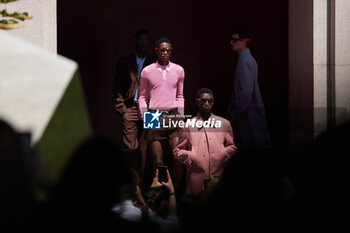 2024-06-17 - A model walks the runway the Gucci Men's Spring Summer 2025 Fashion Show during the Milan Fashion Week Menswear Spring/Summer 2025 at Triennale di Milano on June 17, 2024 in Milan, Italy. ©Photo: Cinzia Camela. - GUCCI - MILAN FASHION WEEK MEN'S SS 25 FASHION SHOW - OUTSIDE RUNWAY - NEWS - FASHION