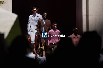 2024-06-17 - A model walks the runway the Gucci Men's Spring Summer 2025 Fashion Show during the Milan Fashion Week Menswear Spring/Summer 2025 at Triennale di Milano on June 17, 2024 in Milan, Italy. ©Photo: Cinzia Camela. - GUCCI - MILAN FASHION WEEK MEN'S SS 25 FASHION SHOW - OUTSIDE RUNWAY - NEWS - FASHION