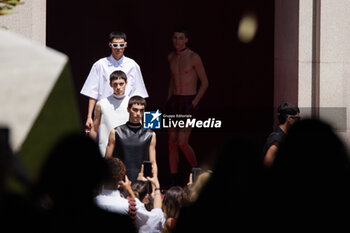 2024-06-17 - A model walks the runway the Gucci Men's Spring Summer 2025 Fashion Show during the Milan Fashion Week Menswear Spring/Summer 2025 at Triennale di Milano on June 17, 2024 in Milan, Italy. ©Photo: Cinzia Camela. - GUCCI - MILAN FASHION WEEK MEN'S SS 25 FASHION SHOW - OUTSIDE RUNWAY - NEWS - FASHION