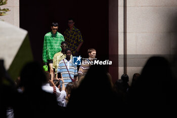 2024-06-17 - A model walks the runway the Gucci Men's Spring Summer 2025 Fashion Show during the Milan Fashion Week Menswear Spring/Summer 2025 at Triennale di Milano on June 17, 2024 in Milan, Italy. ©Photo: Cinzia Camela. - GUCCI - MILAN FASHION WEEK MEN'S SS 25 FASHION SHOW - OUTSIDE RUNWAY - NEWS - FASHION