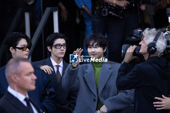 2024-09-19 - Niki, Jake and Jungwon arrive at the Prada fashion show during the Milan Womenswear Spring/Summer 2025 on September 19, 2024 in Milan, Italy. ©Photo: Cinzia Camela. - PRADA - ARRIVALS - MILAN FASHION WEEK - WOMENSWEAR SPRING/SUMMER 2025 - NEWS - FASHION