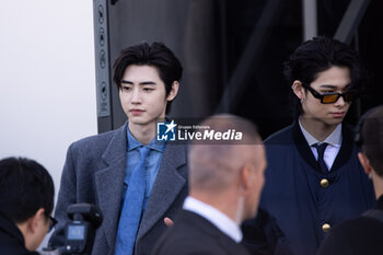 2024-09-19 - Park Sung-hoon and Niki arrive at the Prada fashion show during the Milan Womenswear Spring/Summer 2025 on September 19, 2024 in Milan, Italy. ©Photo: Cinzia Camela. - PRADA - ARRIVALS - MILAN FASHION WEEK - WOMENSWEAR SPRING/SUMMER 2025 - NEWS - FASHION