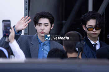 2024-09-19 - Park Sung-hoon and Niki arrive at the Prada fashion show during the Milan Womenswear Spring/Summer 2025 on September 19, 2024 in Milan, Italy. ©Photo: Cinzia Camela. - PRADA - ARRIVALS - MILAN FASHION WEEK - WOMENSWEAR SPRING/SUMMER 2025 - NEWS - FASHION