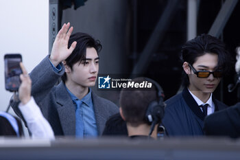 2024-09-19 - Park Sung-hoon and Niki arrive at the Prada fashion show during the Milan Womenswear Spring/Summer 2025 on September 19, 2024 in Milan, Italy. ©Photo: Cinzia Camela. - PRADA - ARRIVALS - MILAN FASHION WEEK - WOMENSWEAR SPRING/SUMMER 2025 - NEWS - FASHION