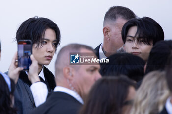 2024-09-19 - Heeseung and Jay from Enhypen arrive at the Prada fashion show during the Milan Womenswear Spring/Summer 2025 on September 19, 2024 in Milan, Italy. ©Photo: Cinzia Camela. - PRADA - ARRIVALS - MILAN FASHION WEEK - WOMENSWEAR SPRING/SUMMER 2025 - NEWS - FASHION