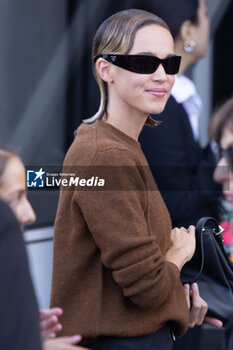 2024-09-19 - A guest arrives at the Prada fashion show during the Milan Womenswear Spring/Summer 2025 on September 19, 2024 in Milan, Italy. ©Photo: Cinzia Camela. - PRADA - ARRIVALS - MILAN FASHION WEEK - WOMENSWEAR SPRING/SUMMER 2025 - NEWS - FASHION