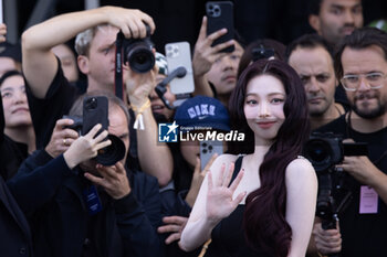 2024-09-19 - Karina arrives at the Prada fashion show during the Milan Womenswear Spring/Summer 2025 on September 19, 2024 in Milan, Italy. ©Photo: Cinzia Camela. - PRADA - ARRIVALS - MILAN FASHION WEEK - WOMENSWEAR SPRING/SUMMER 2025 - NEWS - FASHION