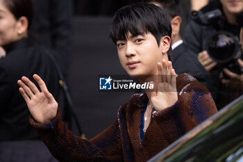 2024-09-20 - Jin of BTS arrives at the Gucci Women's Spring Summer 2025 Fashion Show during the Milan Fashion Week Womenswear Spring/Summer 2025 at Triennale di Milano on September 20, 2024 in Milan, Italy. ©Photo: Cinzia Camela. - GUCCI - ARRIVALS - WOMEN'S SPRING SUMMER 2025 FASHION SHOW  - NEWS - FASHION