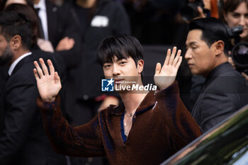 2024-09-20 - Jin of BTS arrives at the Gucci Women's Spring Summer 2025 Fashion Show during the Milan Fashion Week Womenswear Spring/Summer 2025 at Triennale di Milano on September 20, 2024 in Milan, Italy. ©Photo: Cinzia Camela. - GUCCI - ARRIVALS - WOMEN'S SPRING SUMMER 2025 FASHION SHOW  - NEWS - FASHION