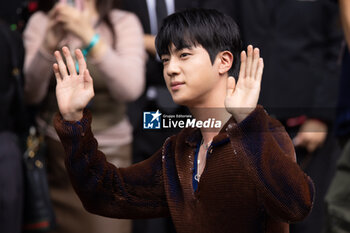 2024-09-20 - Jin of BTS arrives at the Gucci Women's Spring Summer 2025 Fashion Show during the Milan Fashion Week Womenswear Spring/Summer 2025 at Triennale di Milano on September 20, 2024 in Milan, Italy. ©Photo: Cinzia Camela. - GUCCI - ARRIVALS - WOMEN'S SPRING SUMMER 2025 FASHION SHOW  - NEWS - FASHION