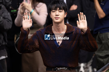 2024-09-20 - Jin of BTS arrives at the Gucci Women's Spring Summer 2025 Fashion Show during the Milan Fashion Week Womenswear Spring/Summer 2025 at Triennale di Milano on September 20, 2024 in Milan, Italy. ©Photo: Cinzia Camela. - GUCCI - ARRIVALS - WOMEN'S SPRING SUMMER 2025 FASHION SHOW  - NEWS - FASHION