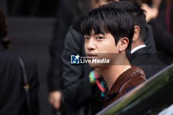 2024-09-20 - Jin of BTS arrives at the Gucci Women's Spring Summer 2025 Fashion Show during the Milan Fashion Week Womenswear Spring/Summer 2025 at Triennale di Milano on September 20, 2024 in Milan, Italy. ©Photo: Cinzia Camela. - GUCCI - ARRIVALS - WOMEN'S SPRING SUMMER 2025 FASHION SHOW  - NEWS - FASHION