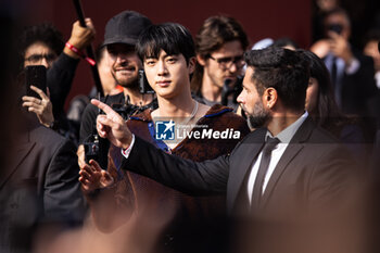 2024-09-20 - Jin, of BTS, leaves the Gucci Women's Spring Summer 2025 Fashion Show during the Milan Fashion Week Womenswear Spring/Summer 2025 at Triennale di Milano on September 20, 2024 in Milan, Italy. ©Photo: Cinzia Camela - GUCCI - ARRIVALS - WOMEN'S SPRING SUMMER 2025 FASHION SHOW  - NEWS - FASHION