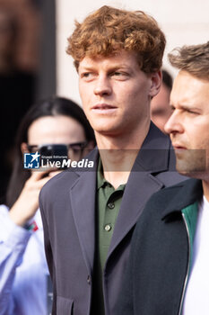 2024-09-20 - Jannik Sinner and a guest attend the Gucci Women's Spring Summer 2025 Fashion Show during the Milan Fashion Week Womenswear Spring/Summer 2025 at Triennale di Milano on September 20, 2024 in Milan, Italy. ©Photo: Cinzia Camela - GUCCI - ARRIVALS - WOMEN'S SPRING SUMMER 2025 FASHION SHOW  - NEWS - FASHION