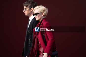 2024-09-20 - Mark Foster and Julia Garner attend the Gucci Women's Spring Summer 2025 Fashion Show during the Milan Fashion Week Womenswear Spring/Summer 2025 at Triennale di Milano on September 20, 2024 in Milan, Italy. ©Photo: Cinzia Camela - GUCCI - ARRIVALS - WOMEN'S SPRING SUMMER 2025 FASHION SHOW  - NEWS - FASHION