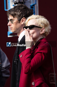 2024-09-20 - Mark Foster and Julia Garner attend the Gucci Women's Spring Summer 2025 Fashion Show during the Milan Fashion Week Womenswear Spring/Summer 2025 at Triennale di Milano on September 20, 2024 in Milan, Italy. ©Photo: Cinzia Camela - GUCCI - ARRIVALS - WOMEN'S SPRING SUMMER 2025 FASHION SHOW  - NEWS - FASHION