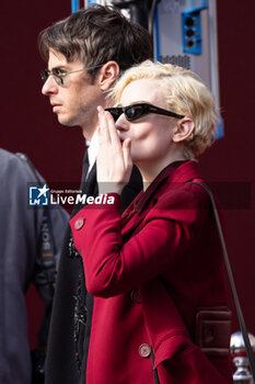 2024-09-20 - Mark Foster and Julia Garner attend the Gucci Women's Spring Summer 2025 Fashion Show during the Milan Fashion Week Womenswear Spring/Summer 2025 at Triennale di Milano on September 20, 2024 in Milan, Italy. ©Photo: Cinzia Camela - GUCCI - ARRIVALS - WOMEN'S SPRING SUMMER 2025 FASHION SHOW  - NEWS - FASHION