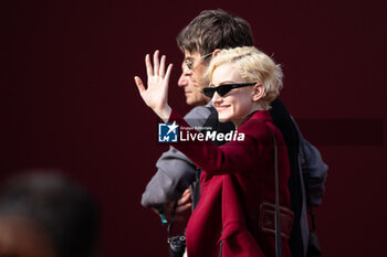 2024-09-20 - Mark Foster and Julia Garner attend the Gucci Women's Spring Summer 2025 Fashion Show during the Milan Fashion Week Womenswear Spring/Summer 2025 at Triennale di Milano on September 20, 2024 in Milan, Italy. ©Photo: Cinzia Camela - GUCCI - ARRIVALS - WOMEN'S SPRING SUMMER 2025 FASHION SHOW  - NEWS - FASHION