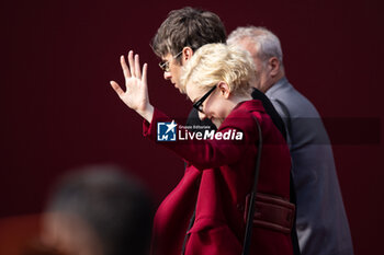 2024-09-20 - Mark Foster and Julia Garner attend the Gucci Women's Spring Summer 2025 Fashion Show during the Milan Fashion Week Womenswear Spring/Summer 2025 at Triennale di Milano on September 20, 2024 in Milan, Italy. ©Photo: Cinzia Camela - GUCCI - ARRIVALS - WOMEN'S SPRING SUMMER 2025 FASHION SHOW  - NEWS - FASHION